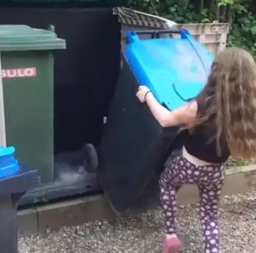    打臉！英國(guó)清潔工稱(chēng)垃圾桶難放 8歲女孩當(dāng)場(chǎng)示范