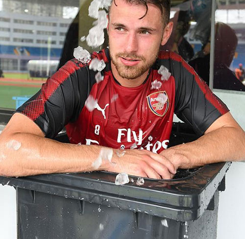 感受中國(guó)溫度！阿森納眾將集體鉆進(jìn)垃圾桶