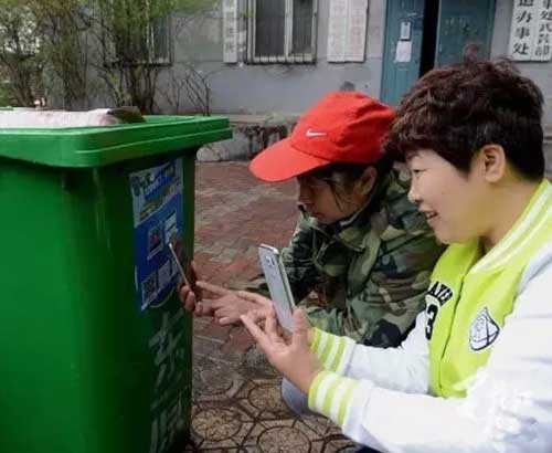 書報亭、早餐車，甚至垃圾桶都有二維碼“身份證”了。