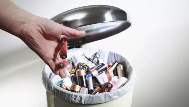 有害垃圾危害大，請投有害垃圾桶集中處置